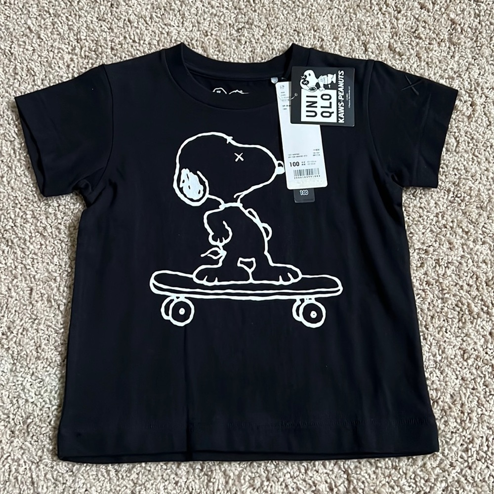 NEW Uniqlo KAWSxPEANUTS Snoopy tshirt, black, size 3T